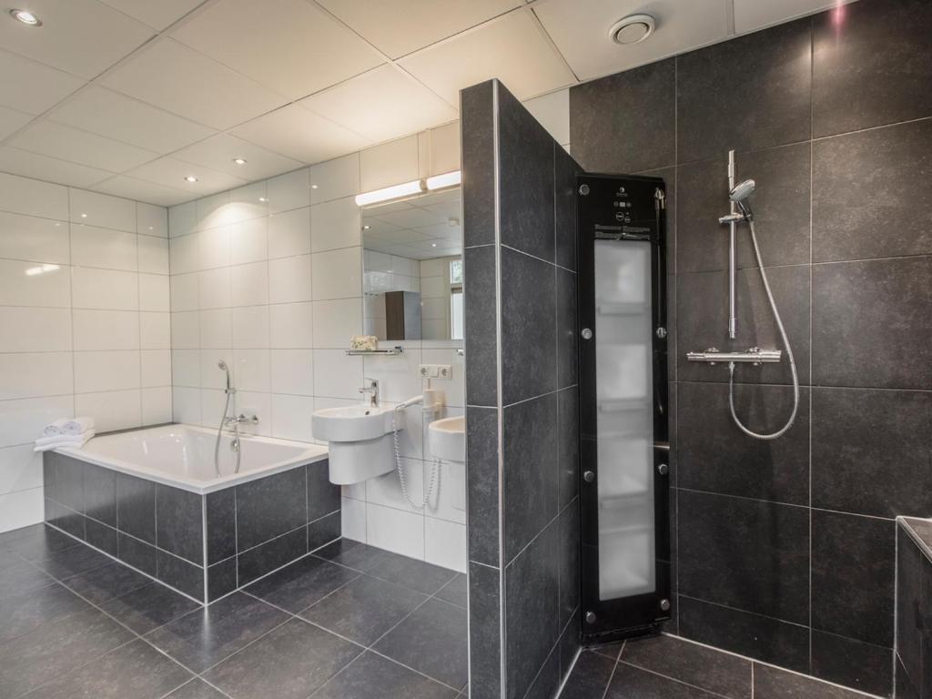 Comfort 6-Person Dog Bungalow In The Holiday Park Landal Heideheuvel Бикберген Номер фото