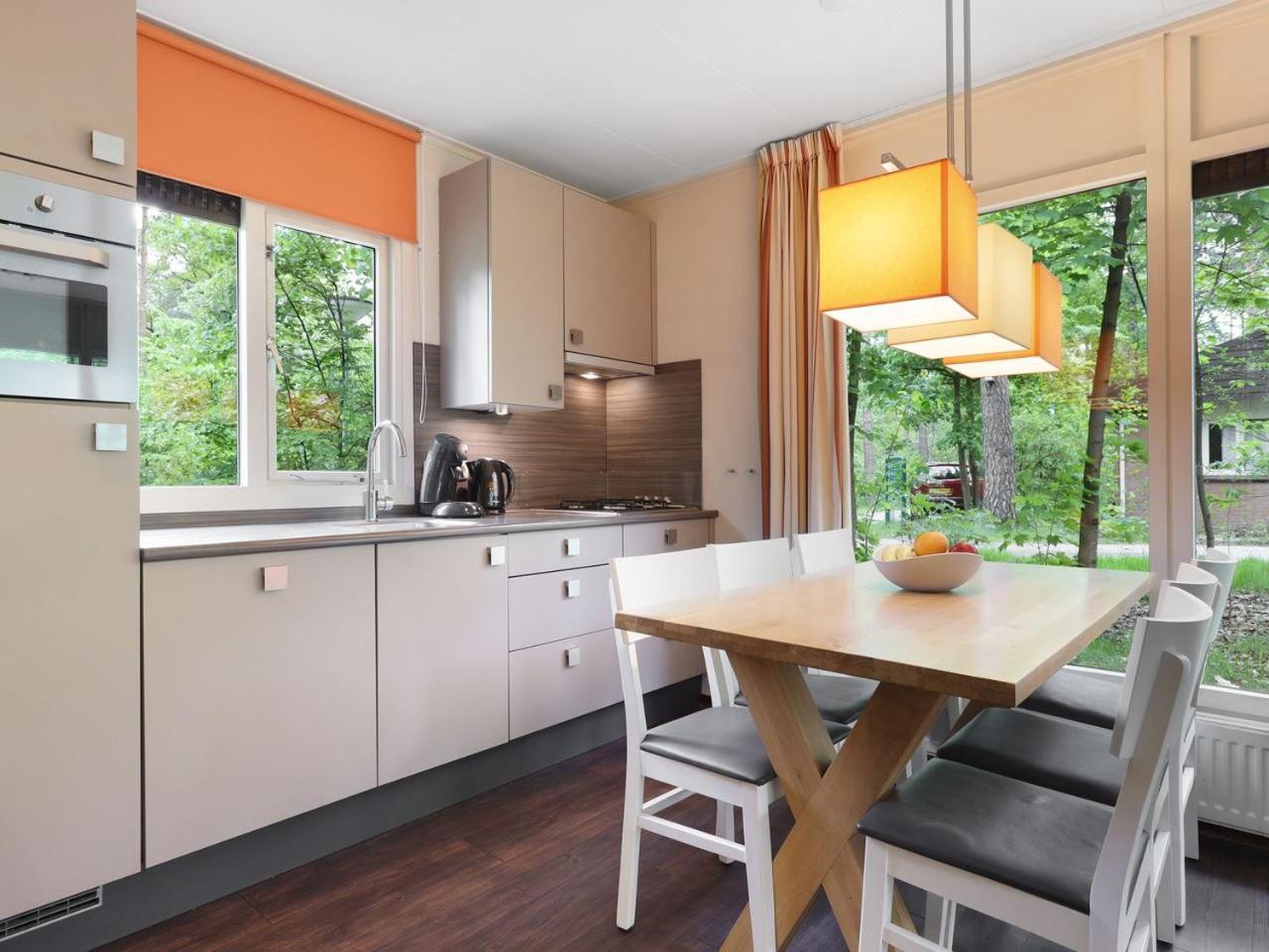 Comfort 6-Person Dog Bungalow In The Holiday Park Landal Heideheuvel Бикберген Номер фото