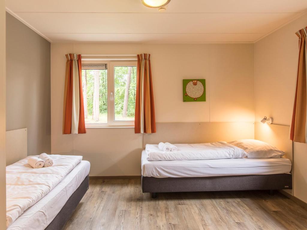Comfort 6-Person Dog Bungalow In The Holiday Park Landal Heideheuvel Бикберген Номер фото