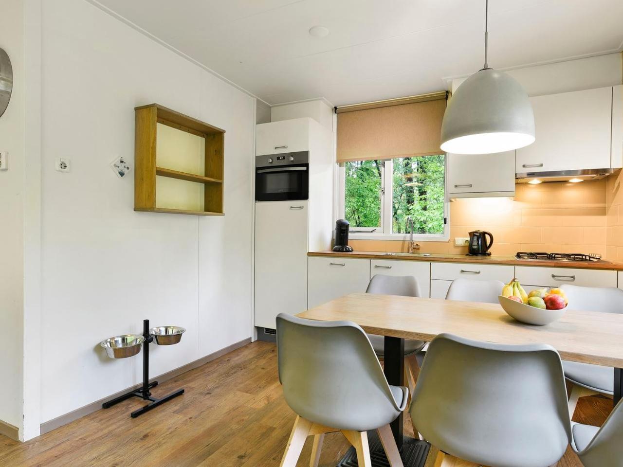 Comfort 6-Person Dog Bungalow In The Holiday Park Landal Heideheuvel Бикберген Экстерьер фото