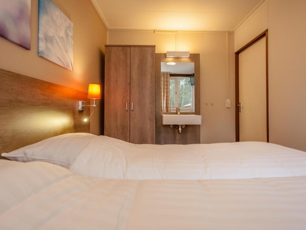 Comfort 6-Person Dog Bungalow In The Holiday Park Landal Heideheuvel Бикберген Номер фото
