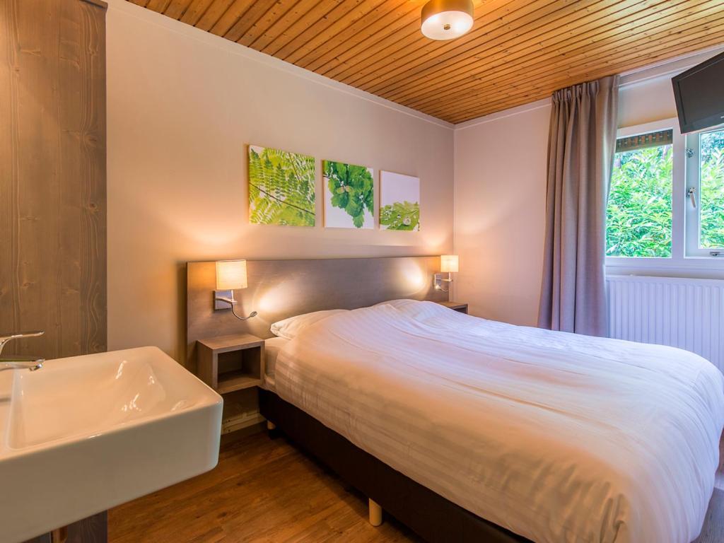 Comfort 6-Person Dog Bungalow In The Holiday Park Landal Heideheuvel Бикберген Номер фото